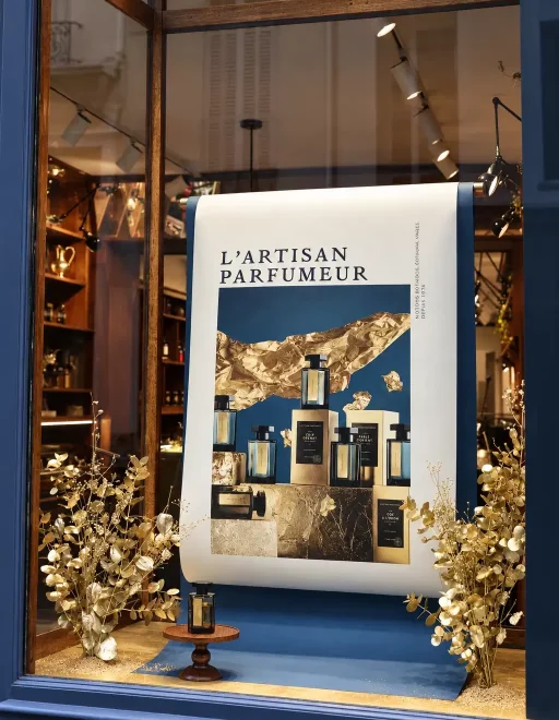 décoration de vitrine pour l'Artisan Parfumeur pour les fêtes par l'agence MPV