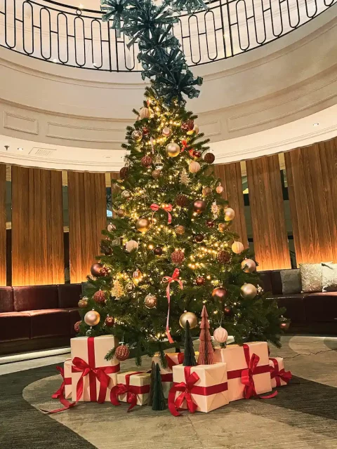 Décoration de Noël pour l'hôtel Le Renaissance à Paris par l'agence MPV