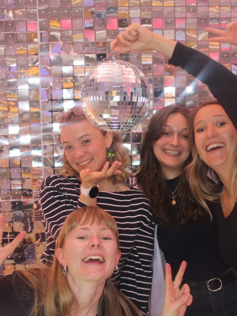 photo d'équipe sur un photocall fête de fin d'année réaliser par l'agence MPV